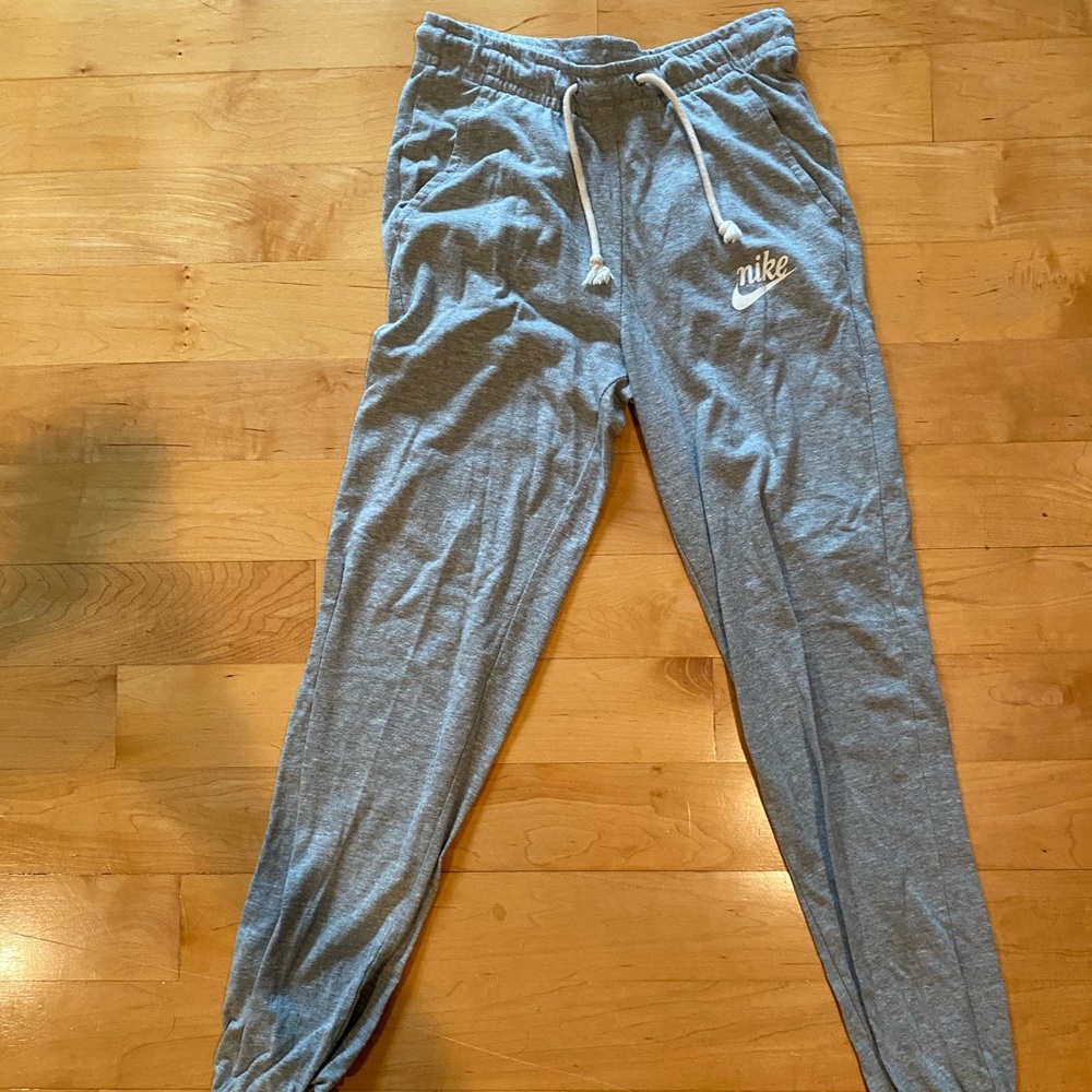 Women’s Nike lightweight joggers-